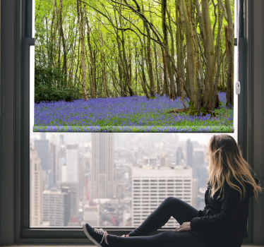 Blåklocka blommor i skogen vardagsrum rullgardin - Tenstickers