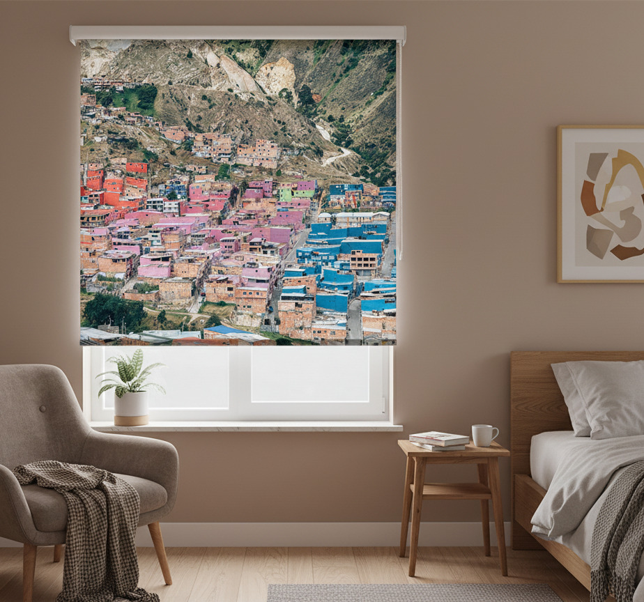 Raambekleding slaapkamer kleurrijke huizen in bogotá