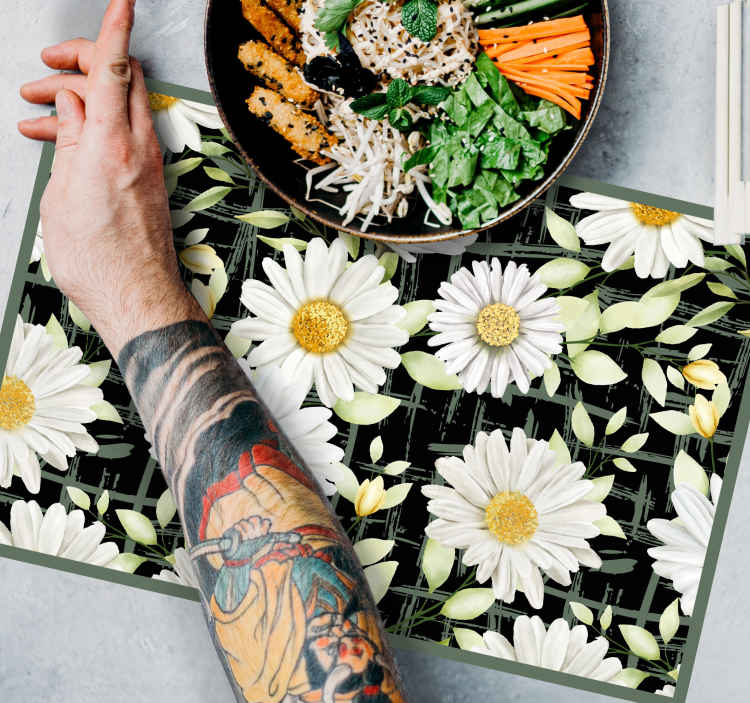 Margherite realistiche su tovagliette floreali con motivo a stris