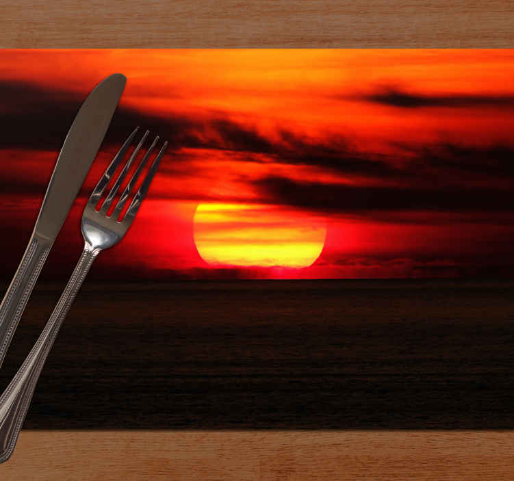 Individual mesa elegante atardecer sobre el océano - TenVinilo