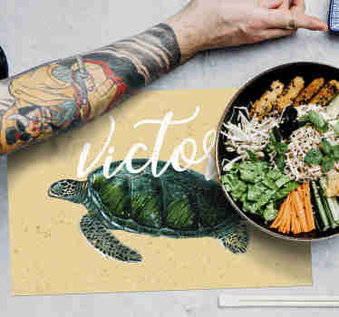 Mantel individual beige tortuga con nombre - TenVinilo