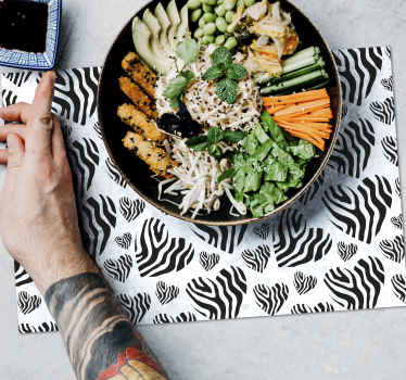 Mantel individual patrón Corazón de animal print - TenVinilo