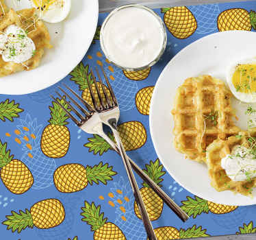 Ananas på blå bakgrunn original matemat - Tenstickers