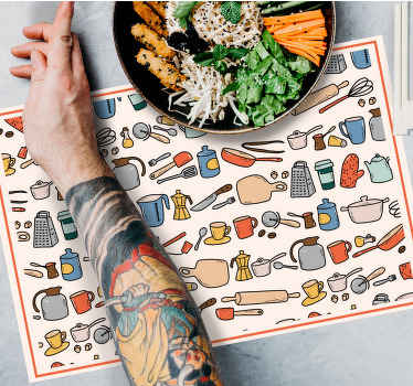 米色背景现代餐垫上的餐具 - TenStickers