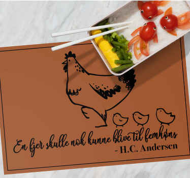 'en fjer bliver til fem høner' citat dækkeserviet - TenStickers