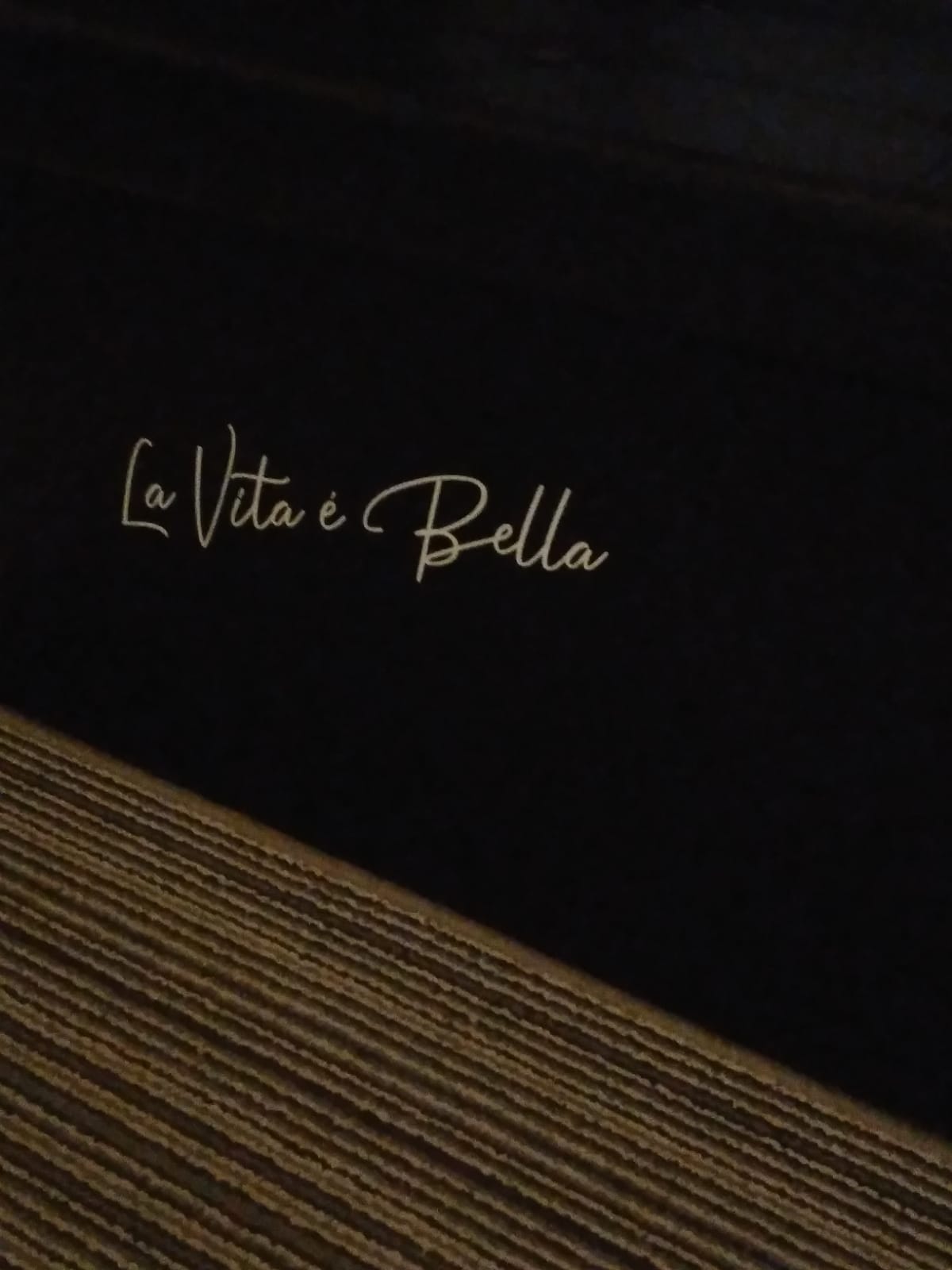 Autocollant Vinyle "La Vita Bella" - Dimensions 40x8 Cm - Blanc - Pour Voiture, Moto, Vitre, Mur - Décolle Sans Trace