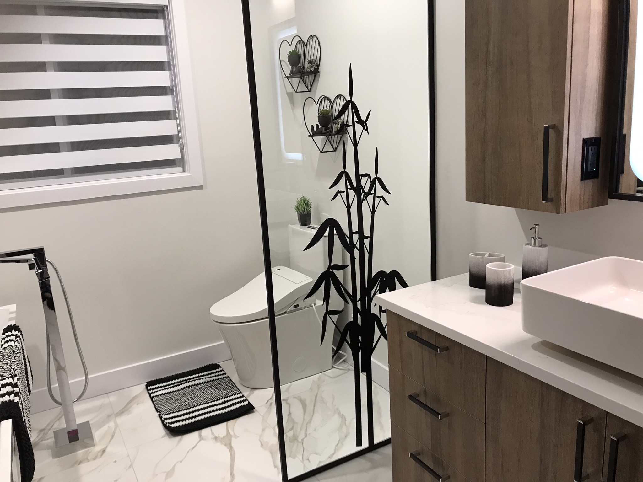 { { product.metaDescription|striptags }}