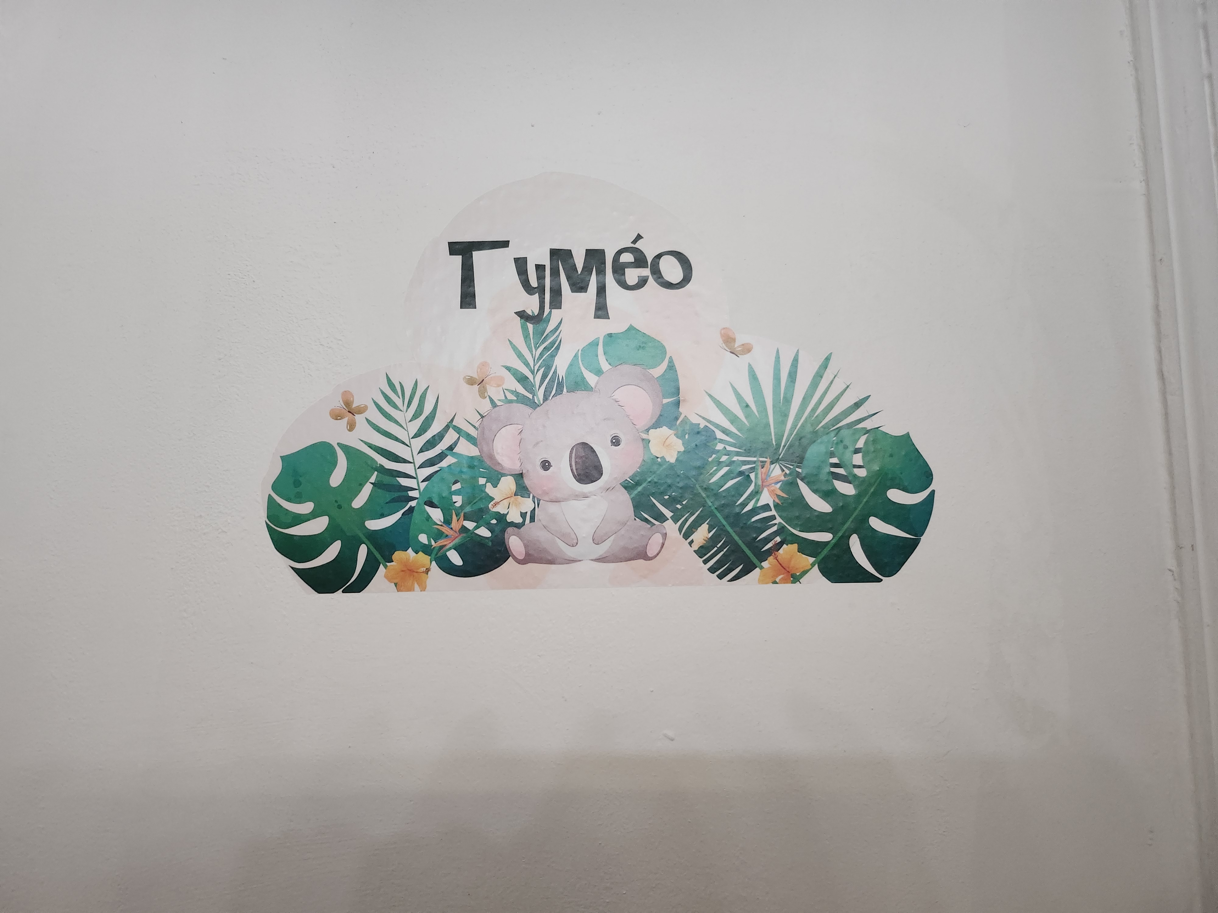 Sticker chambre bébé koala et plantes avec nom - TenStickers