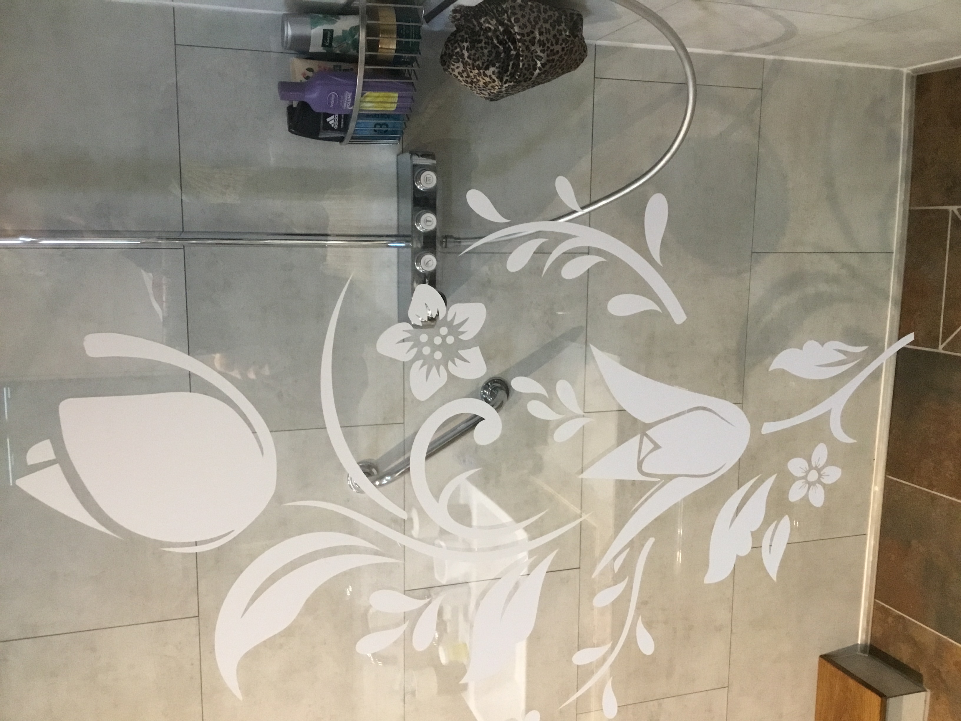 Sticker paroi de douche salle de bain tulipes avec feuilles - TenStickers