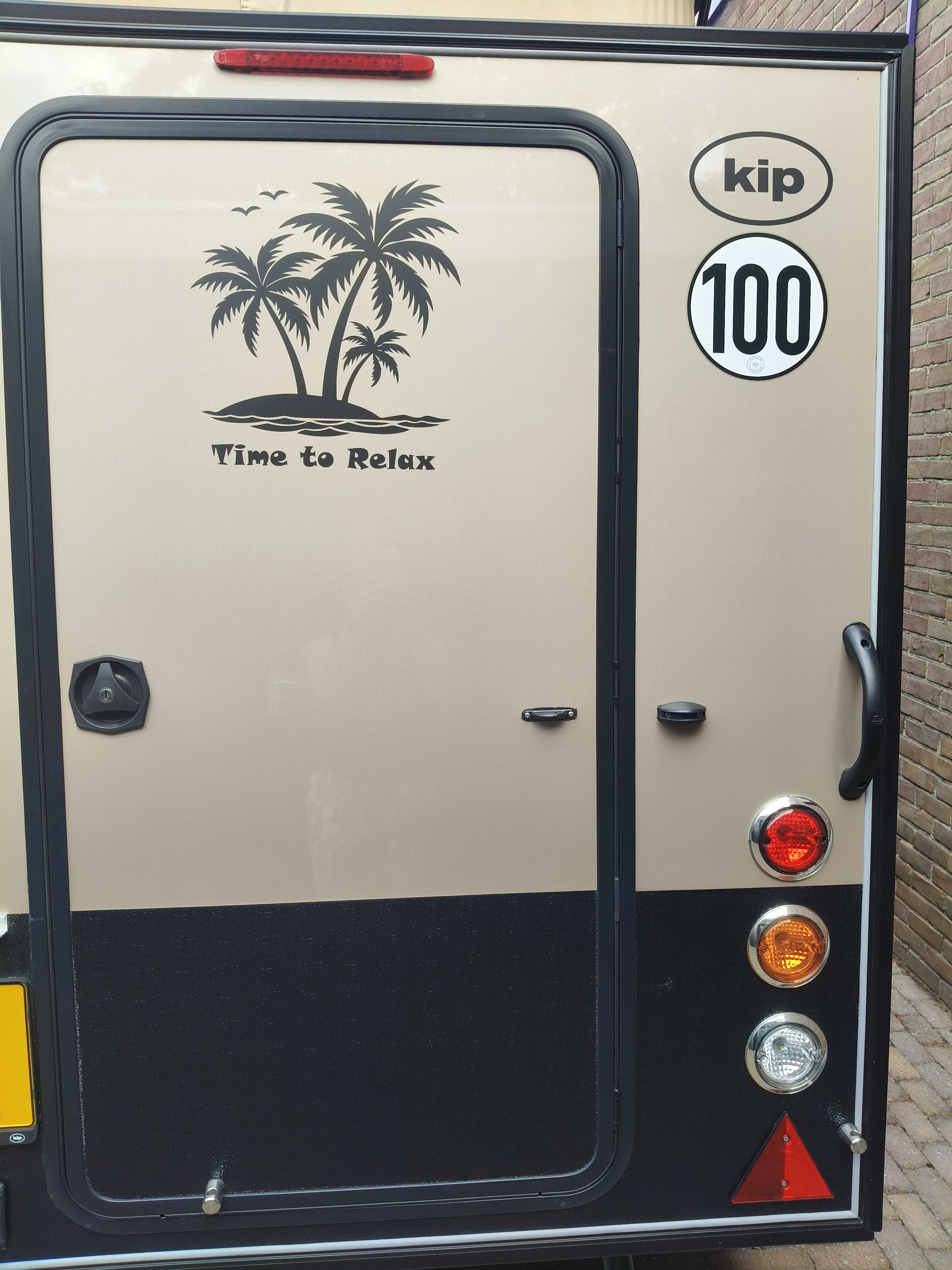 { { product.metaDescription|striptags }}