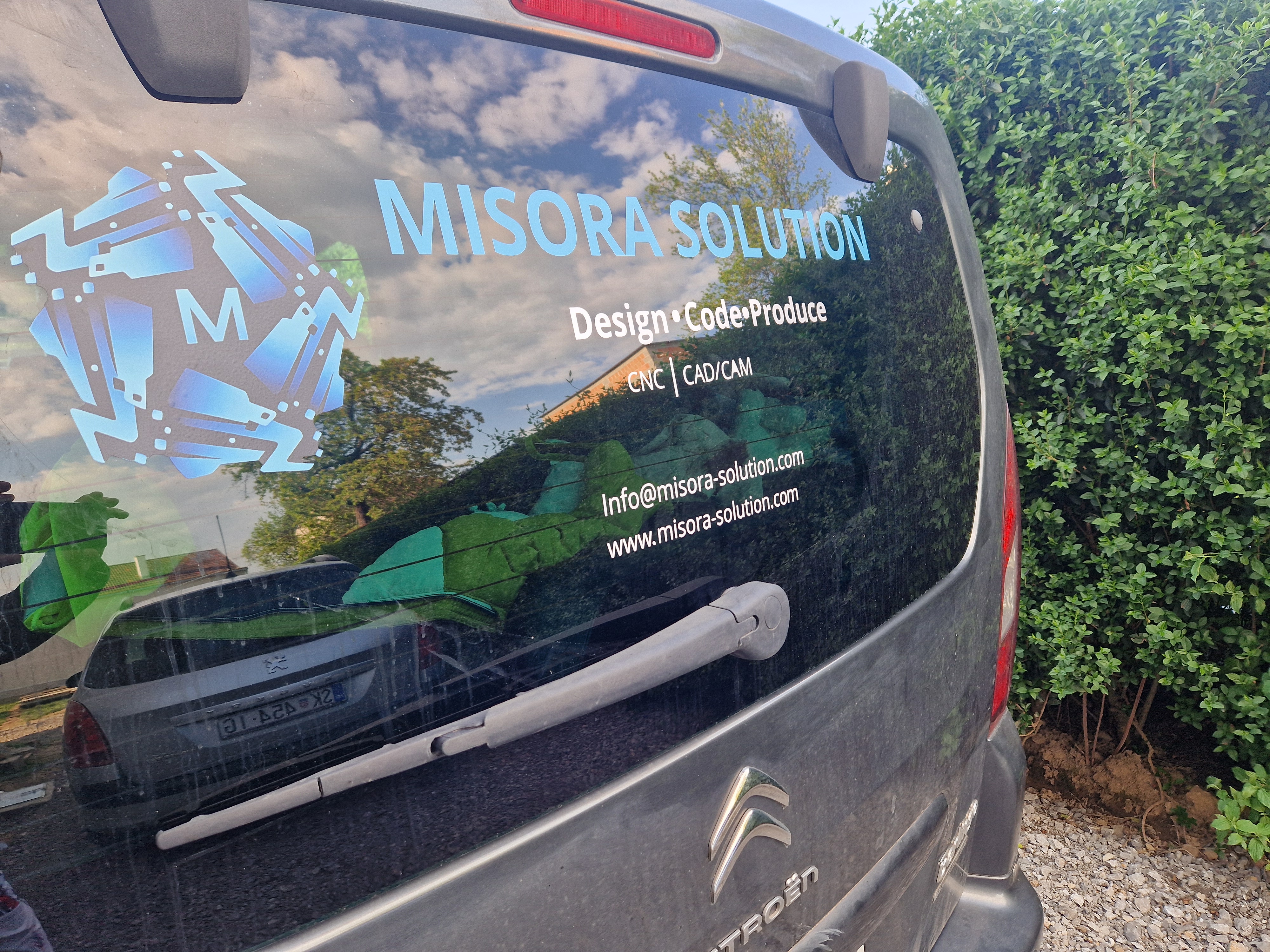 { { product.metaDescription|striptags }}