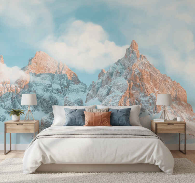 Papel mural azul nubes blancas entre montañas y bosque - TenVinilo
