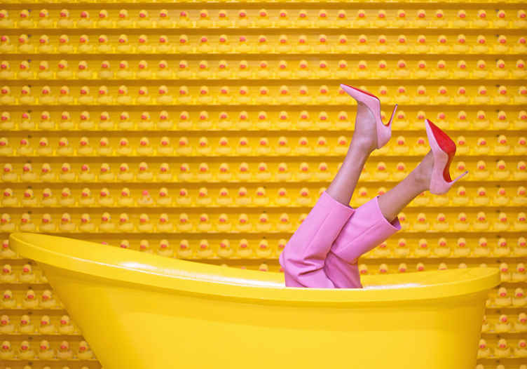 Woman in yellow bathtub People Wall Mural - TenStickers