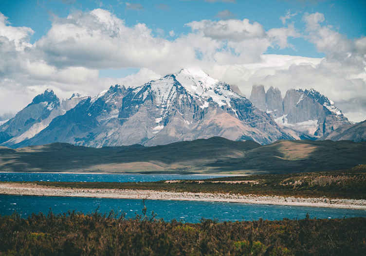 Fotomural naturaleza Reflejo montañoso de la patagonia en charco - TenVinilo