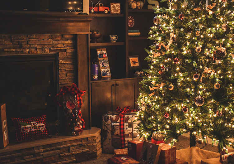 Christmas wall mural celebrating tree lights - TenStickers