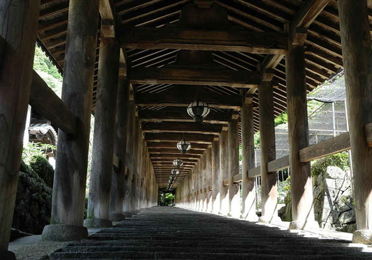 木の柱のある廊下 3 D 壁画の壁紙 Tenstickers