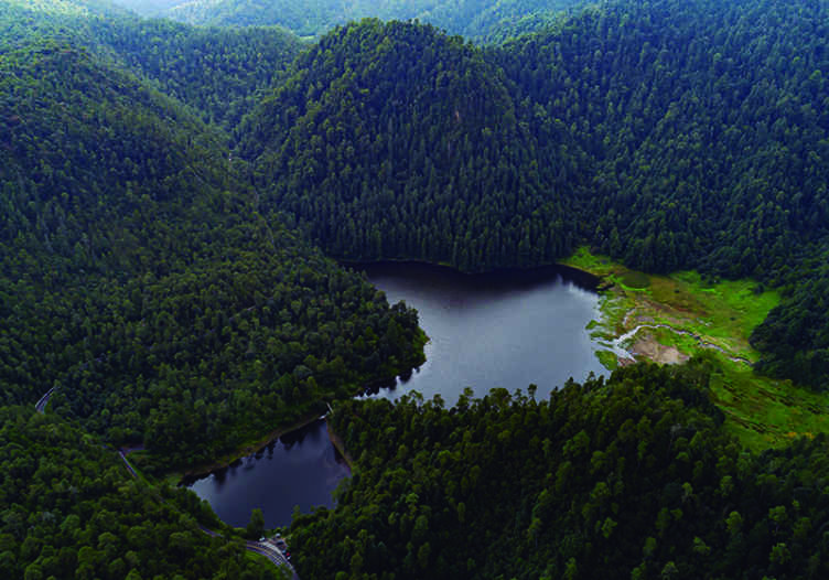 Mural de paisajes serenidad del lago de montaña - TenVinilo