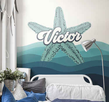 fotomural vinílico personalizável das crianças da estrela do mar. O incrível produtoilustra uma estrela do mar em uma superfície azul ondulada imitando o mar.