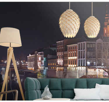 Apšviesta upės pakrantės architektūra miesto sienų freska - „Tenstickers“