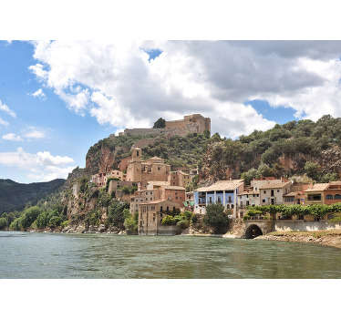 Sie träumen auch von einem Urlaub in Spanien? Wie wäre es mit dieser wunderschönen Fototapete für Ihr Wohnzimmer mit dem bildschönen Dorf Ebro. 