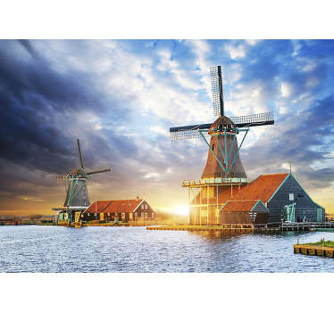Diese lounge-fototapete zeigt eine wunderschöne landschaft mit windmühlen und dem sonnenuntergang im hintergrund, von dem sie beeindruckt sein werden