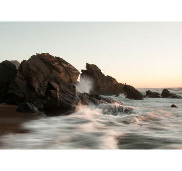 Diseño de papel mural para pared de paisaje de olas atlánticas que contiene las rocas marinas de erupción volcánica y el cielo en el atardecer. Fácil de colocar.