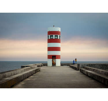 Este papel mural de paisaje de mar con faro es simplemente maravilloso. Este diseño contiene el mar, un bonito atardecer y un faro con gente en él.
