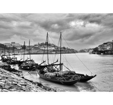 Diseño fotomural de rabelos de varios barcos en línea navegando en el mar por la noche. Este diseño es muy adhesivo con acabado mate de alta calidad.