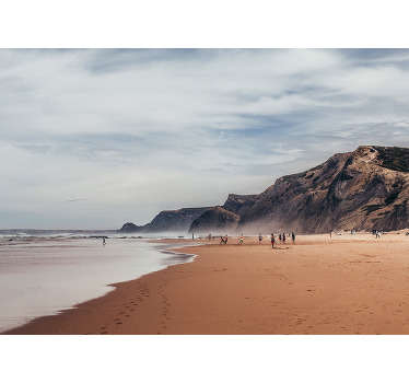 Fotomural paisaje de una magnífica vista al mar con una enorme roca volcánica masiva alrededor con una hermosa nube azul y blanca sobre personas con personas disfrutando del mar.