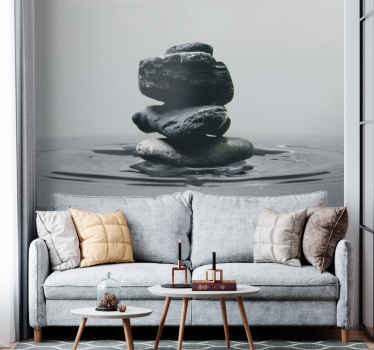 Vyvažujúca kamienková pyramída pod morskou nástennou maľbou - Tenstickers