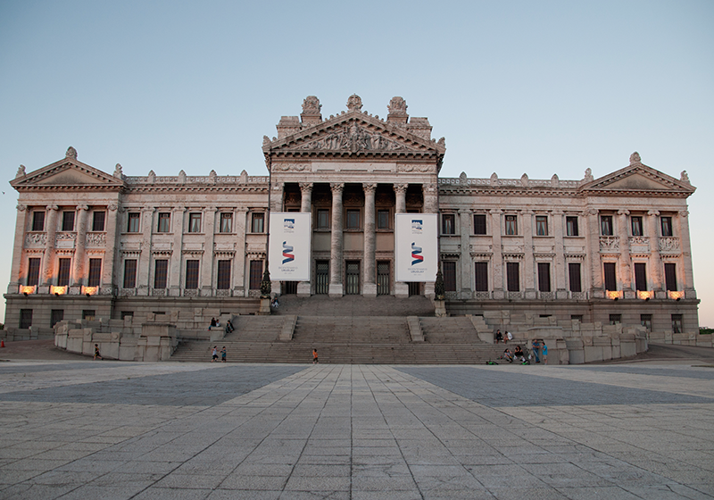 Murais de parede cidades e países Praça da independência TenStickers. Murais de parede cidades e países Praça da independência. fotomural vinílico da parede do quadrado da independência - um fotomural vinílico incrível da parede da estrutura do edifício que ilustra uma praça da independência. é feito de qualidade e duradouro.