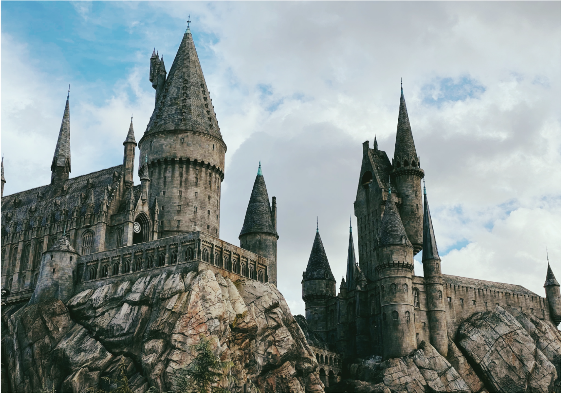 Hogwarts castle fantasy wall mural - TenStickers