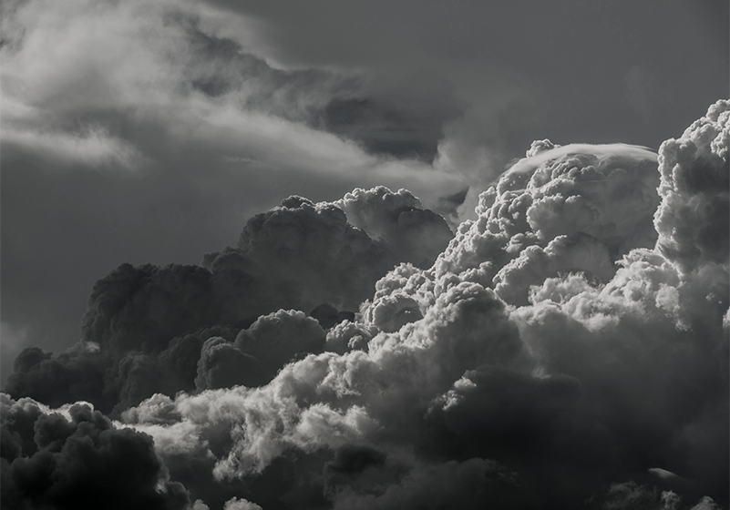 Photo murale ciel Ciel noir et blanc avec des nuages TenStickers