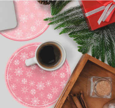 Posavasos navideño Copos de nieve blancos sobre fondo rosa - TenVinilo
