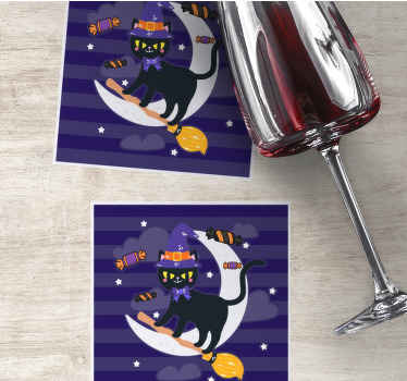 Miela katytė ant šluotos lazdelės meta saldainių padėkliukus - „Tenstickers“