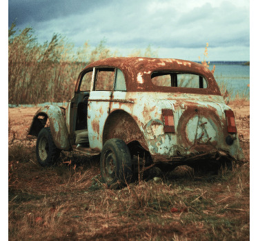 Αφίσα για το σαλόνι παλιό βρώμικο αυτοκίνητο στα χωράφια - TenStickers