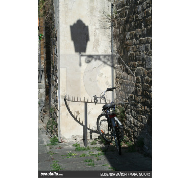 Poster paisajes vinilo sombra farola y bicicleta - TenVinilo