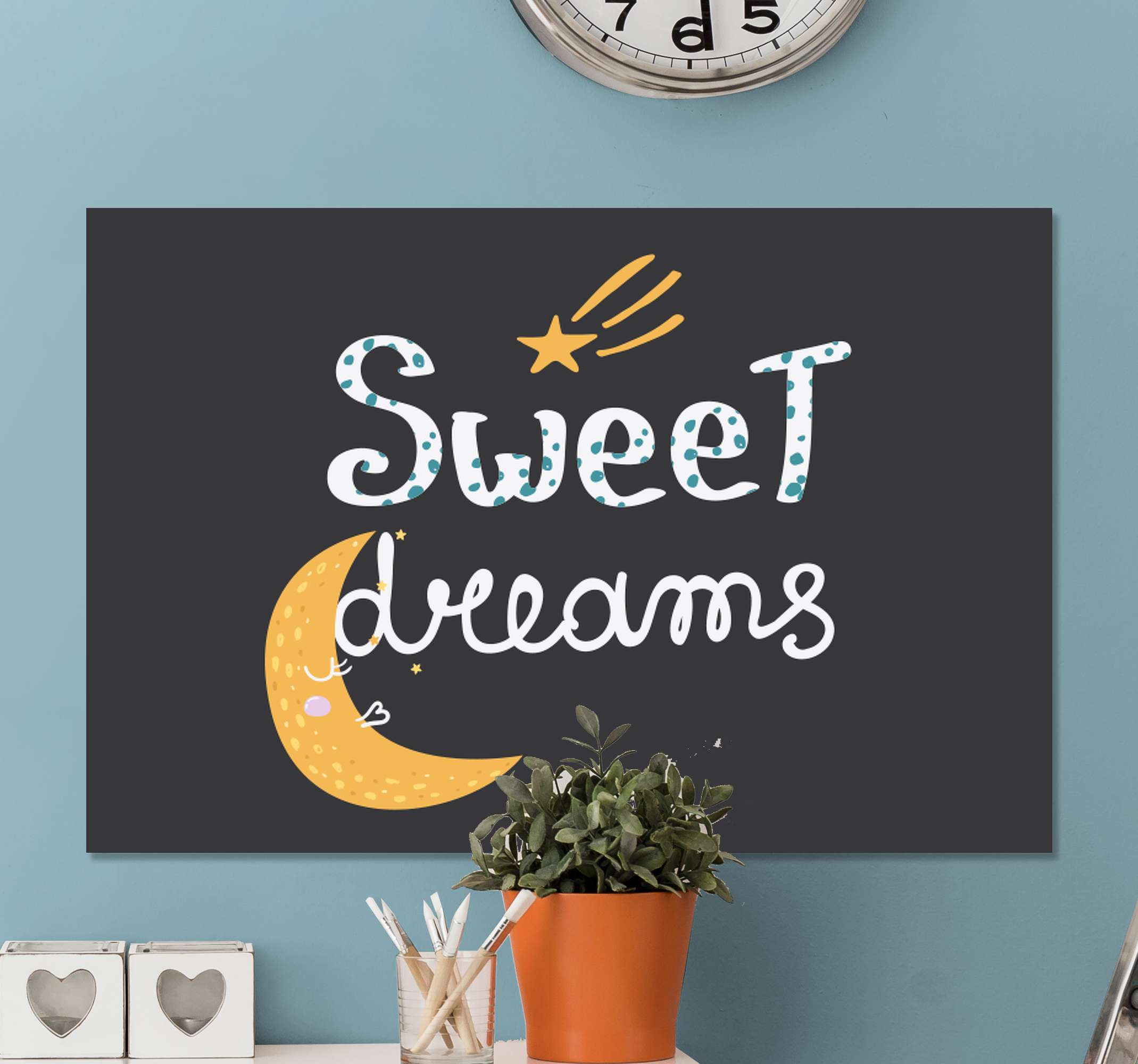 Quadro Decorativo para quarto Doces sonhos TenStickers. Quadro Decorativo para quarto Doces sonhos. Cite a impressão com o texto "bons sonhos" e a ilustração de uma lua crescente e uma estrela para o seu quarto com um ambiente calmo perfeito para dormir.