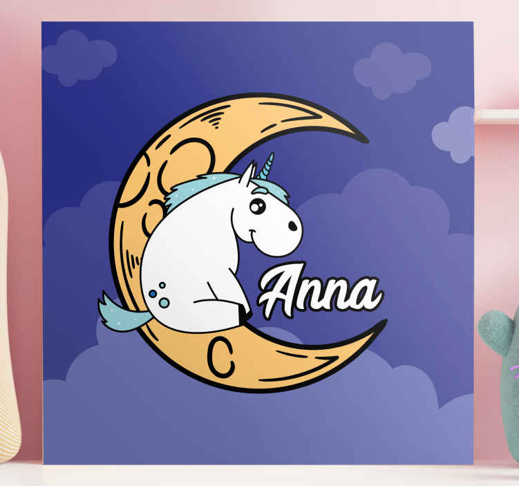 Sedící usmívající se jednorožec personalizované obraz - TenStickers