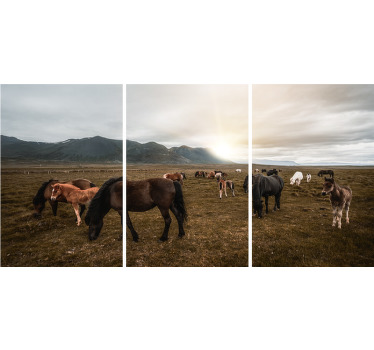 Impressão em tela de cavalo que apresenta três telas com uma imagem impressionante de um campo de cavalos com montanhas ao fundo.