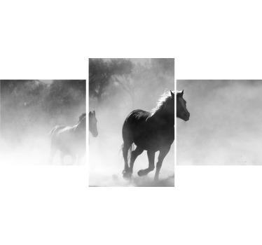 Lona de cavalo que apresenta a imagem de dois cavalos galopando por uma floresta. Material extremamente duradouro. Alta qualidade.