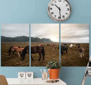 Impressão em tela de cavalo que apresenta três telas com uma imagem impressionante de um campo de cavalos com montanhas ao fundo.