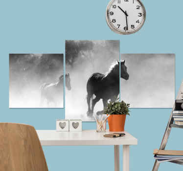 Lona de cavalo que apresenta a imagem de dois cavalos galopando por uma floresta. Material extremamente duradouro. Alta qualidade.