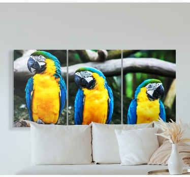 Três papagaios em impressões de tela de animais da selva. produtocom três papagaios amarelos e azuis coloridos. Obtenha com frete imediato!