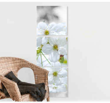 Impressão em tela decorativa com ilustração de flores brancas sobre fundo cinza, ótima para dar um ambiente clássico e elegante à decoração.