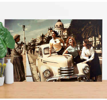 Cuadro para salón Cuatro mujeres con un coche - TenVinilo
