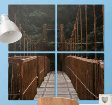 Longa tela de floresta tropical de ponte suspensa. Ponte de madeira detalhada nas profundezas da floresta tropical. Chegue com rapidez e divirta-se.