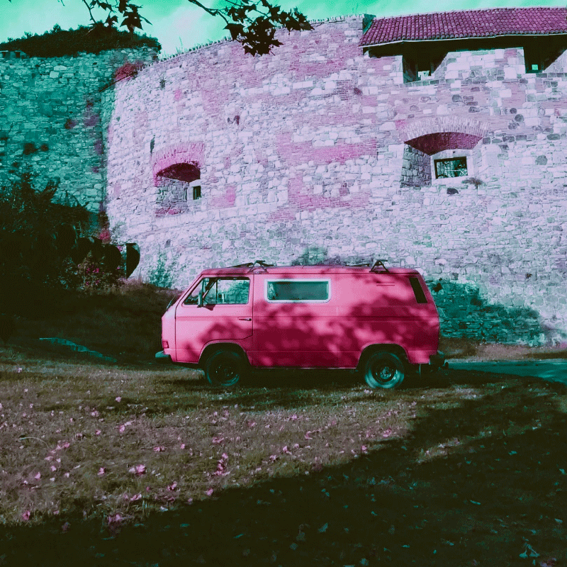 ピンクの車とピンクの城の寝室の壁のプリント Tenstickers