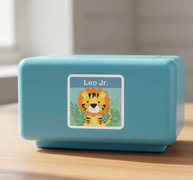 Muursticker kinderkamer gepersonaliseerd leeuwlabel - TenStickers