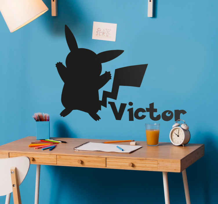 TenStickers. Stickers drukken Pokémon met naam. Decoratieve silhouet van pokémon met naam sticker voor kinderkamer decoratie. Het ontwerp kan worden toegepast op muren, deuren, meubels en meer.